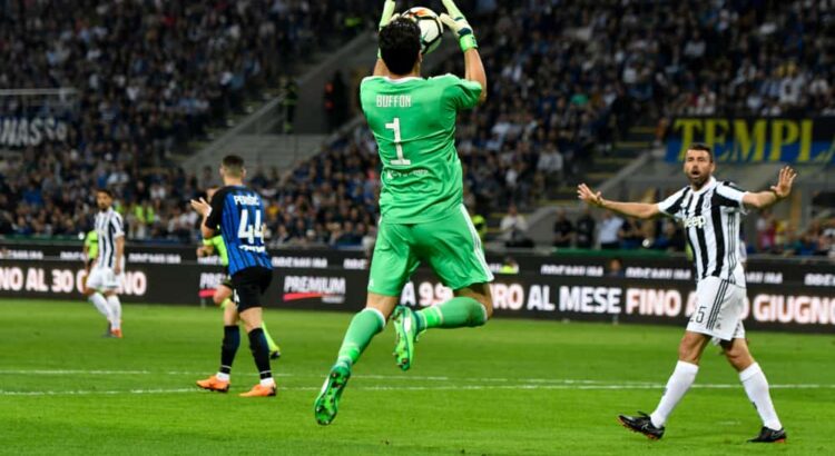 Quando um goleiro não pode usar as mãos?